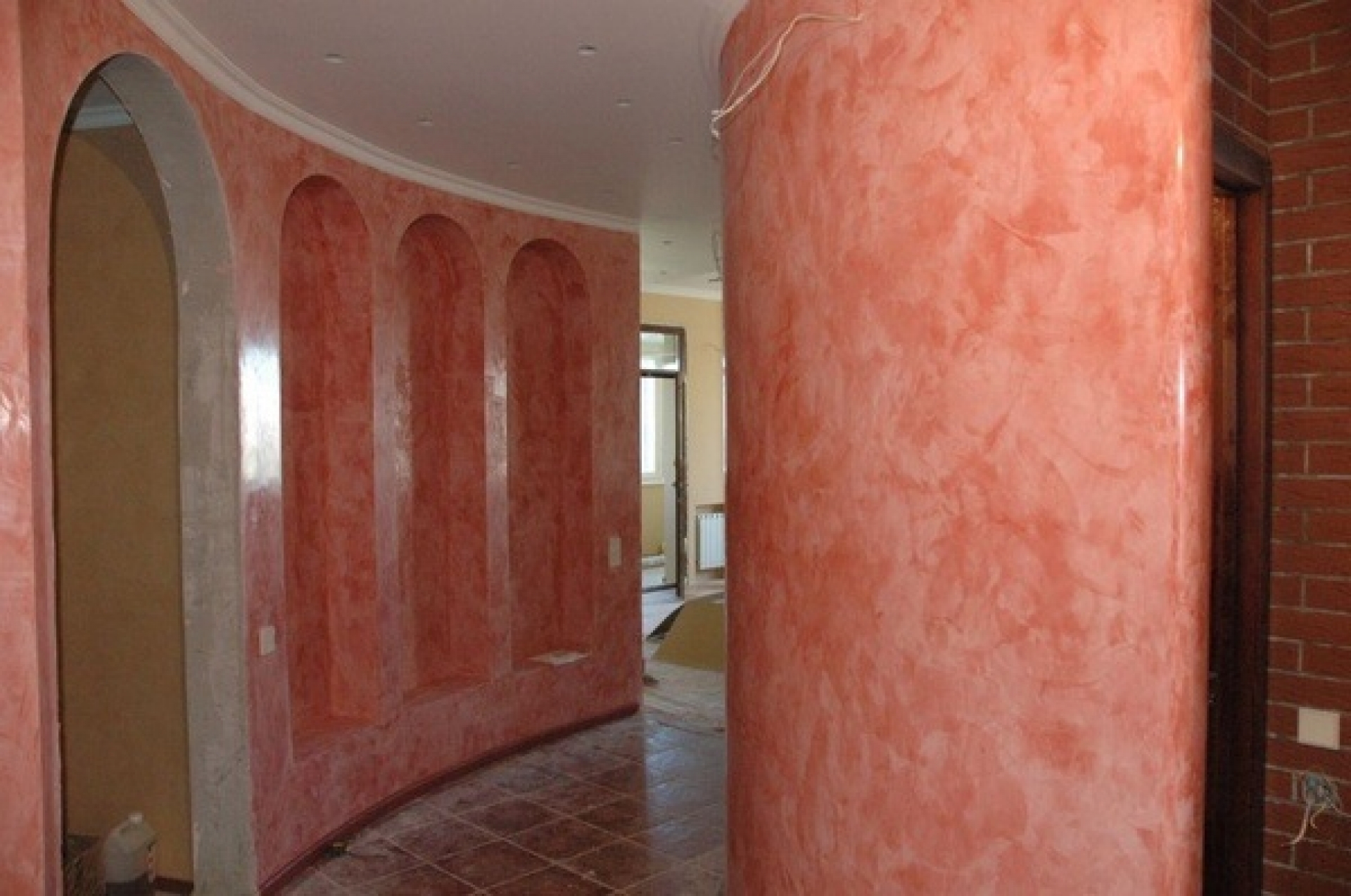 Жидкие обои покрыть лаком. Венецианка Фавретто. Венецианская штукатурка Venetian Plaster. Фактурная штукатурка венецианка. Фавретто венецианская штукатурка ведро.